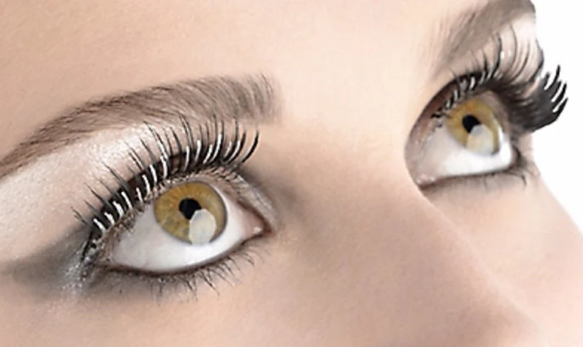 tendencias maquillaje navidad 2025 - pestañas fantasía